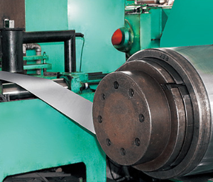 Six-roll hydraulic AGC reversible finishing mill